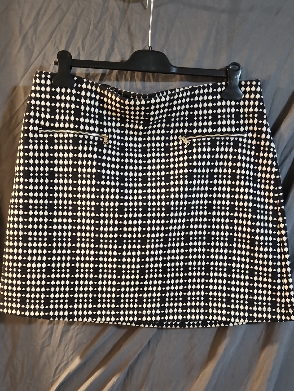 LOFT BLACK/WHITE CONTEMPORARY SKIRT: GUC: SIZE L